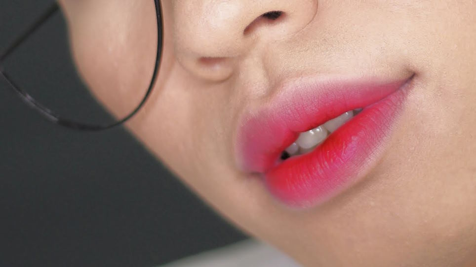 Effortless Gradient Lips: Blending Techniques for a Soft Ombre Effect